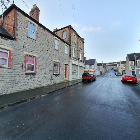 F3 2 Bedroomed Town House - Free Parking - Super 150 Mbps Wifi Near Gavin N Stacey Film House - 1 Free Dog Allowed บาร์รี ภายนอก รูปภาพ