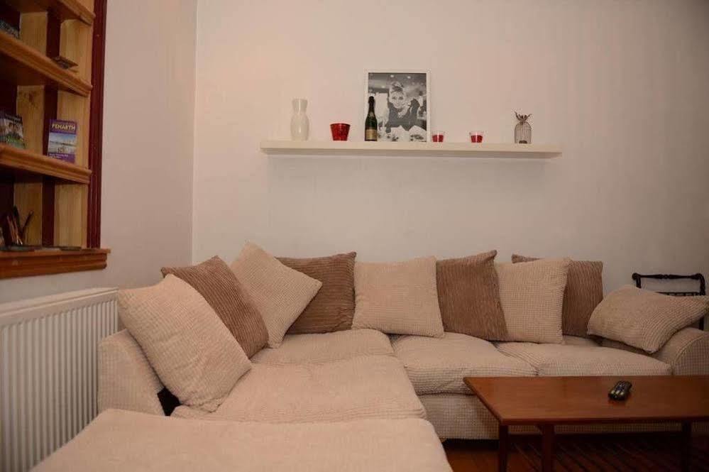 F3 2 Bedroomed Town House - Free Parking - Super 150 Mbps Wifi Near Gavin N Stacey Film House - 1 Free Dog Allowed บาร์รี ภายนอก รูปภาพ