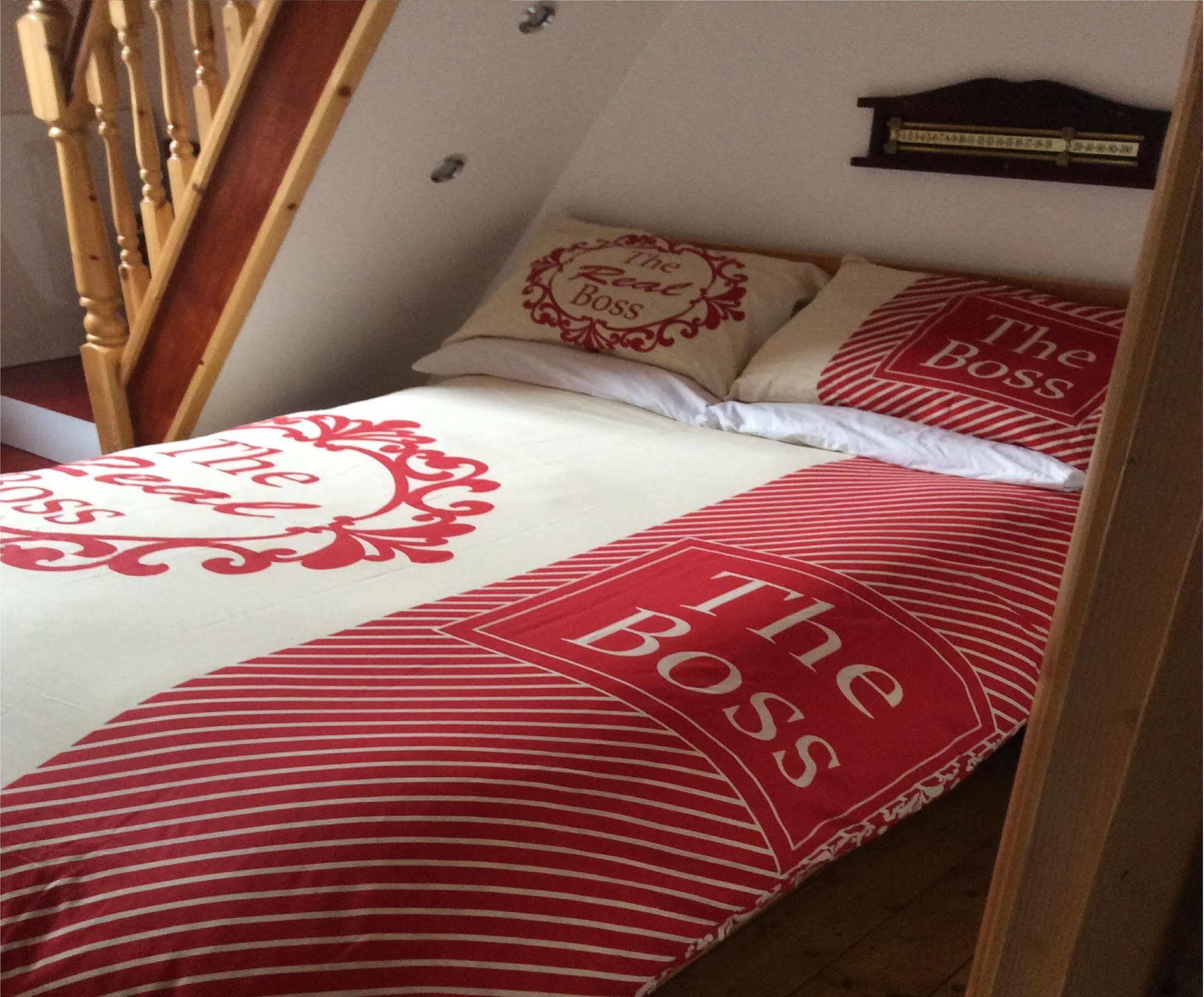 F3 2 Bedroomed Town House - Free Parking - Super 150 Mbps Wifi Near Gavin N Stacey Film House - 1 Free Dog Allowed บาร์รี ภายนอก รูปภาพ