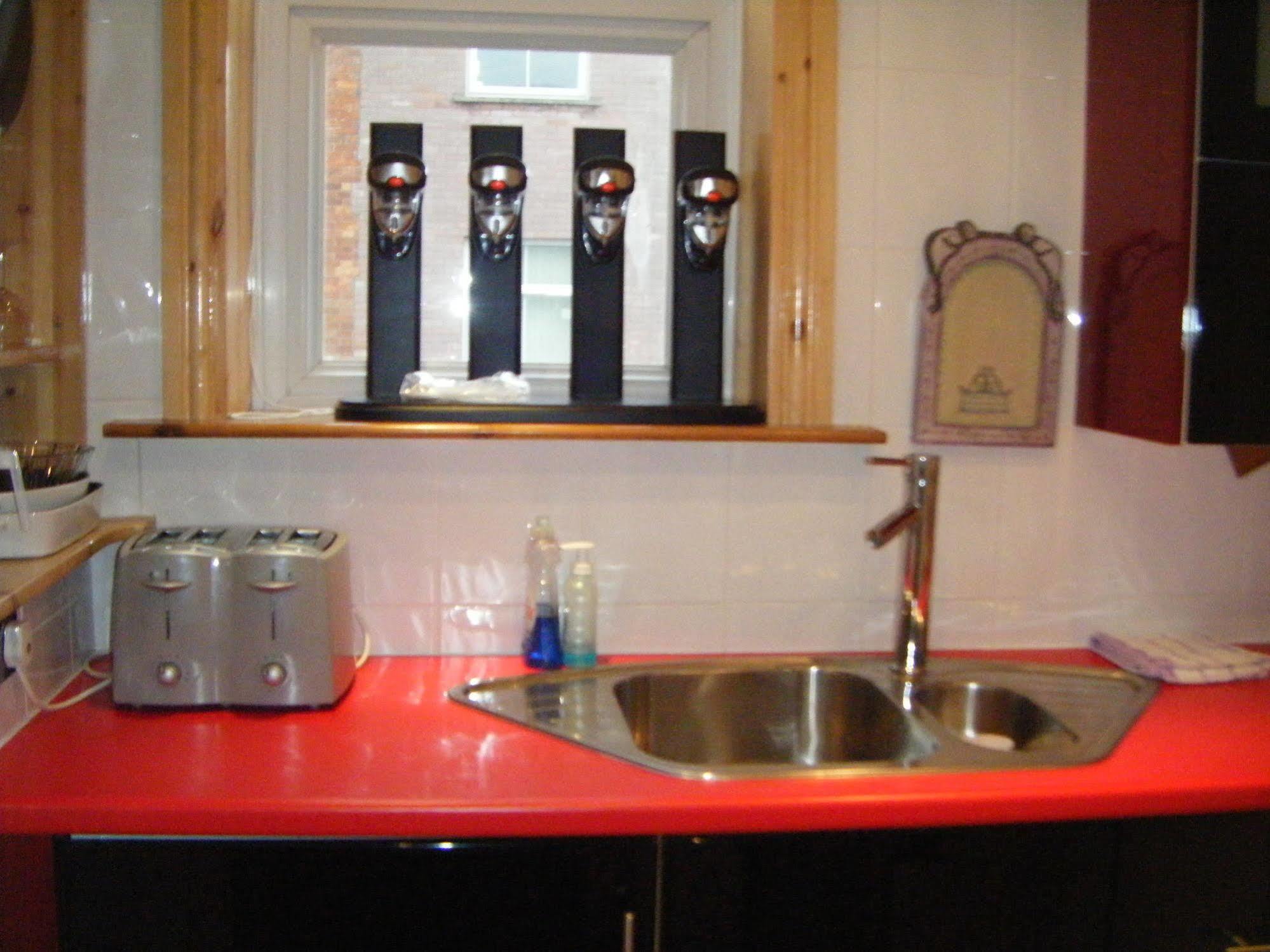 F3 2 Bedroomed Town House - Free Parking - Super 150 Mbps Wifi Near Gavin N Stacey Film House - 1 Free Dog Allowed บาร์รี ภายนอก รูปภาพ